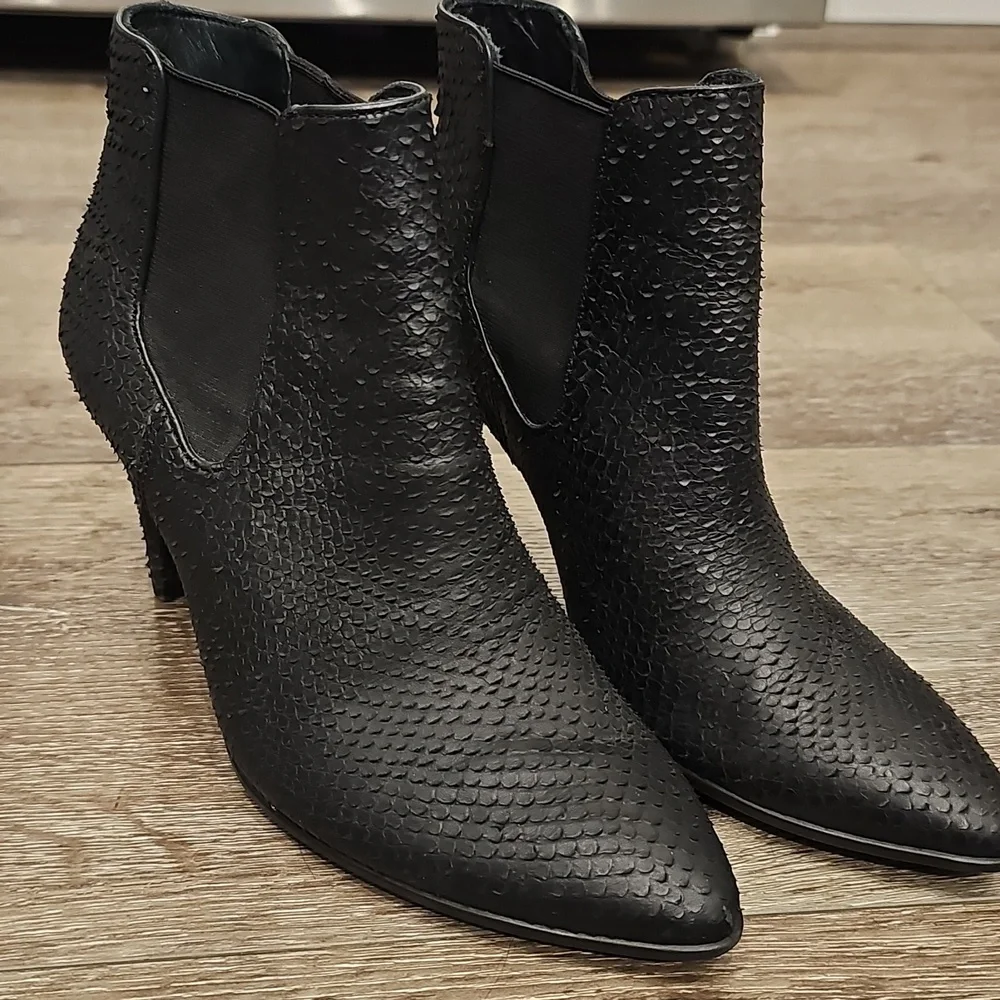 [Like New] ECCO Black Leather Snakeskin Textured Ankle Booties Sz 36